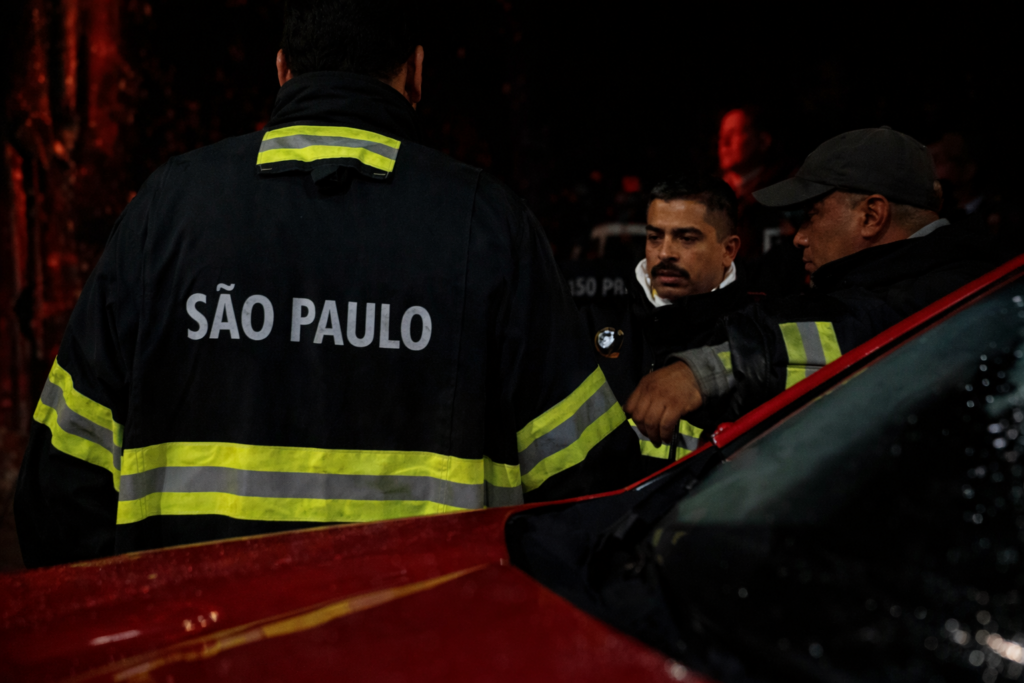 Incêndio atinge fábrica de mesas de sinuca no Brás e mobiliza dezenas de bombeiros