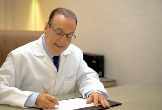 Dr. Bactéria: o cientista que levou a microbiologia para milhões de brasileiros