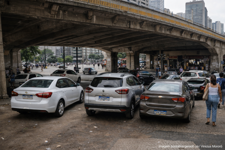 Estacionamento irregular é instalado no Vale do Anhangabaú, no centro de SP