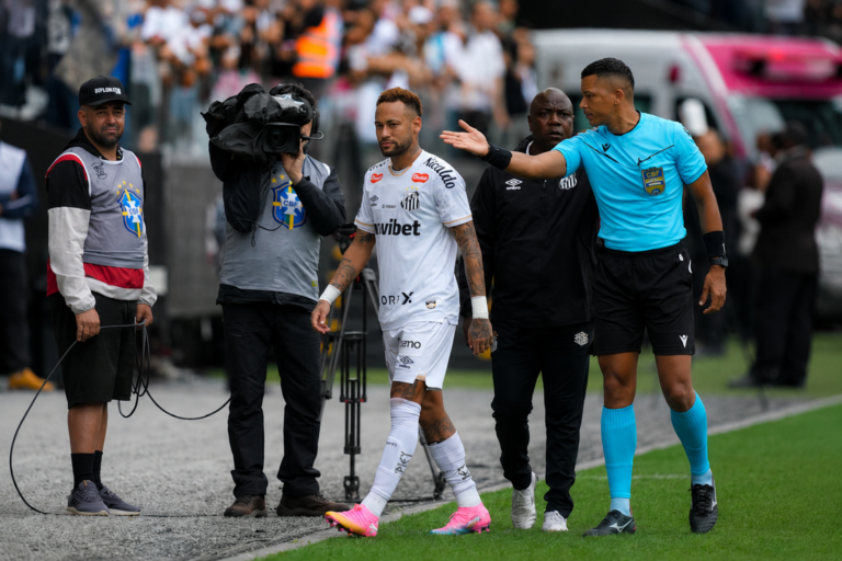 Erro em substituição de Neymar gera polêmica em partida entre Santos e Coritiba