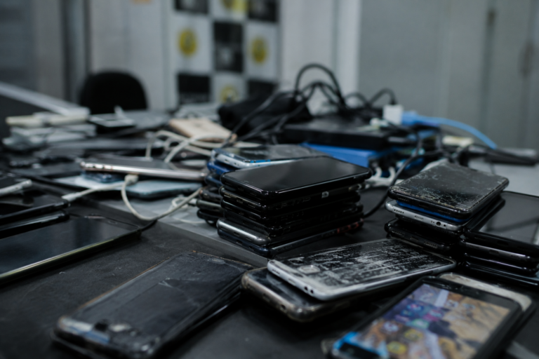 Polícia identifica base de desbloqueio de celulares roubados ao lado de prédio policial no centro de SP